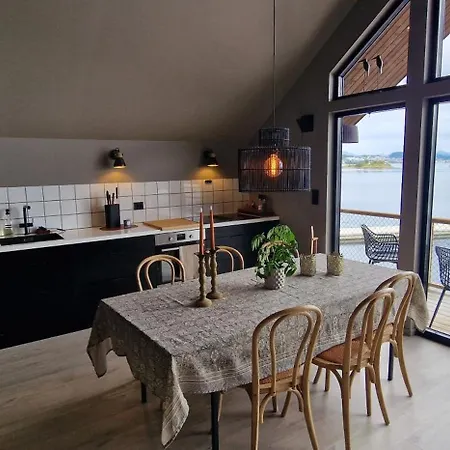 Nydelig Ved Sjoen Med Jacuzzi Og Batutleie * Sula (More og Romsdal)